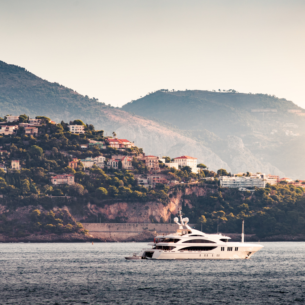 Белая яхта в море на фоне города Монте Карло, Монако