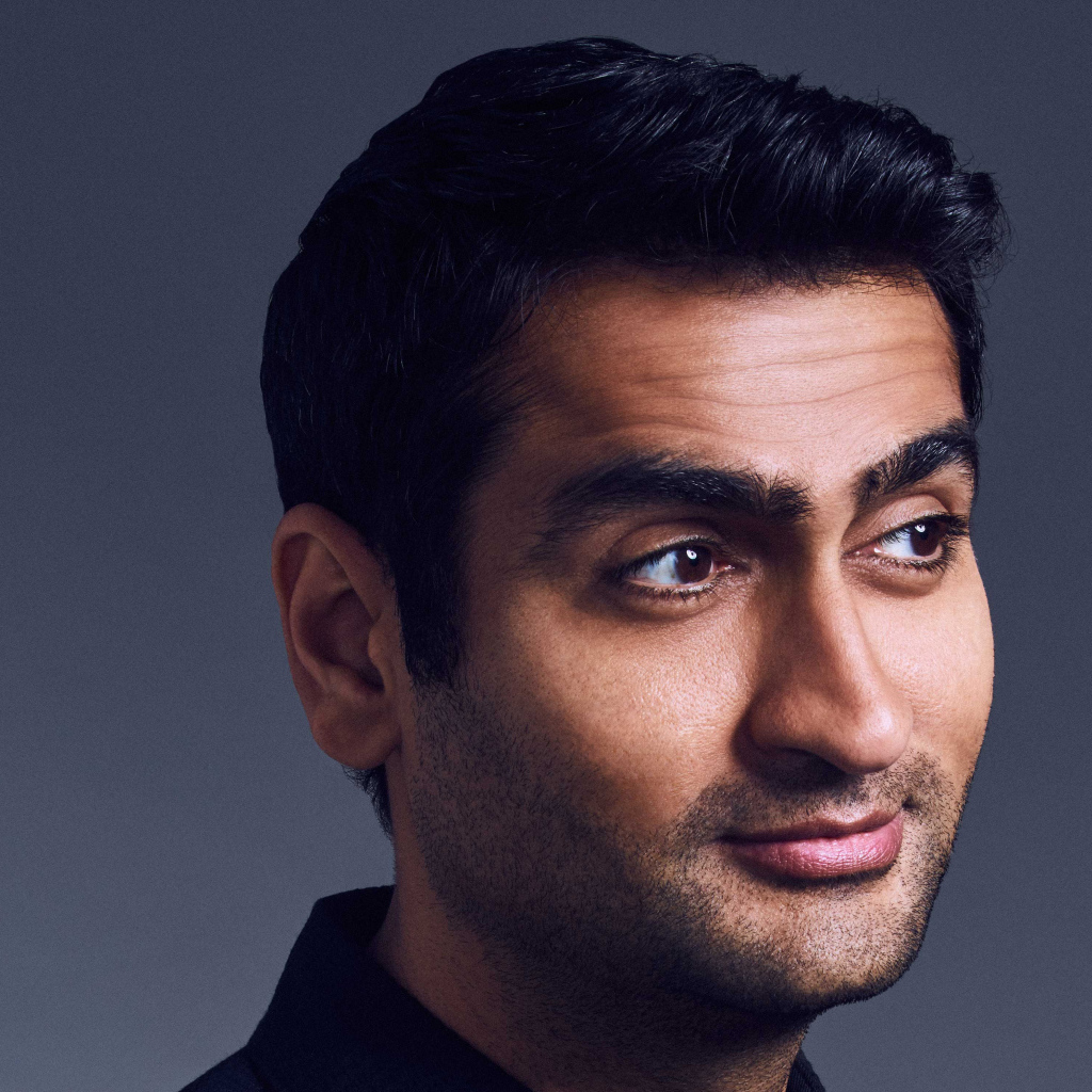 Актер Кумэйл Нанджиани на сером фоне