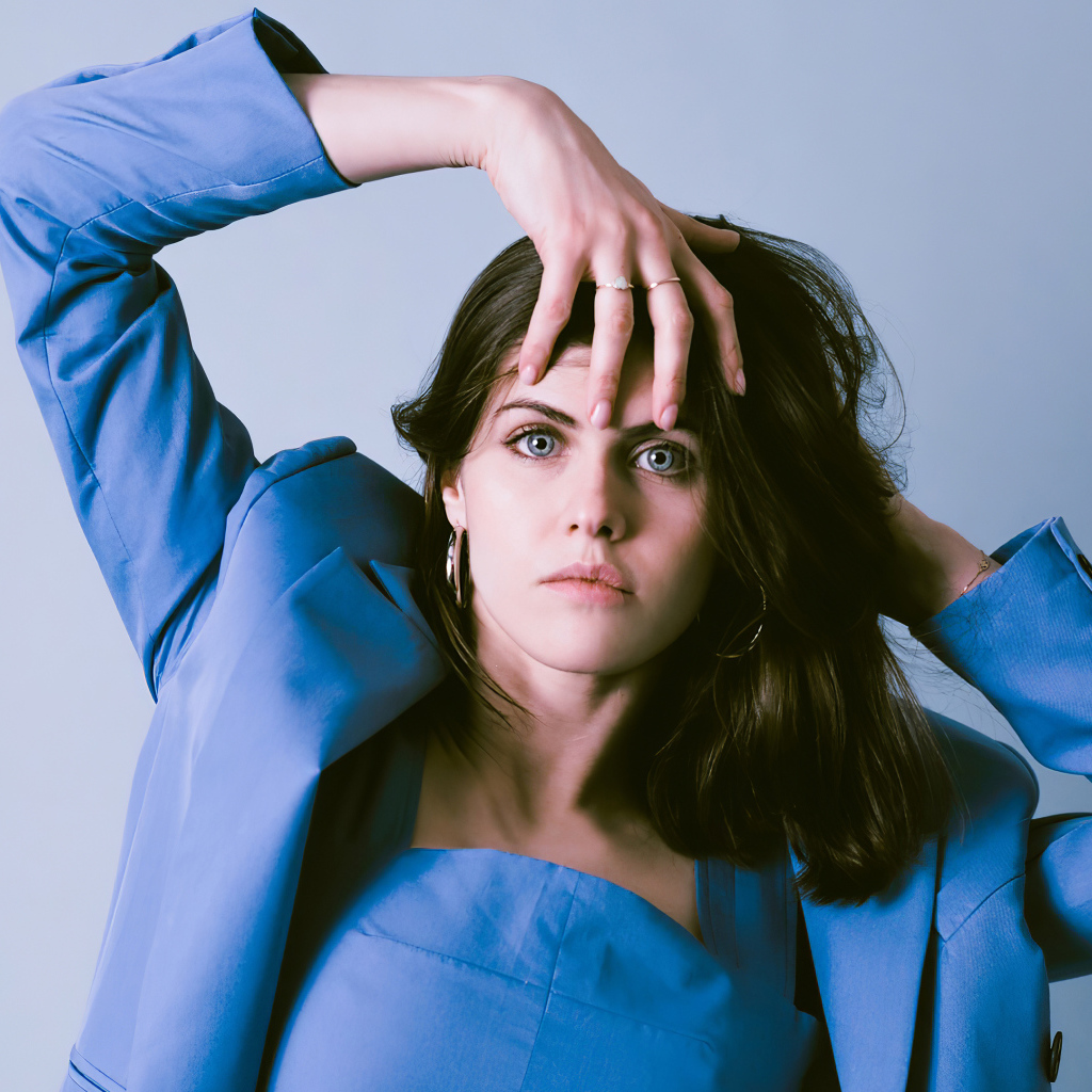 Актриса Александра Даддарио в пиджаке на сером фоне