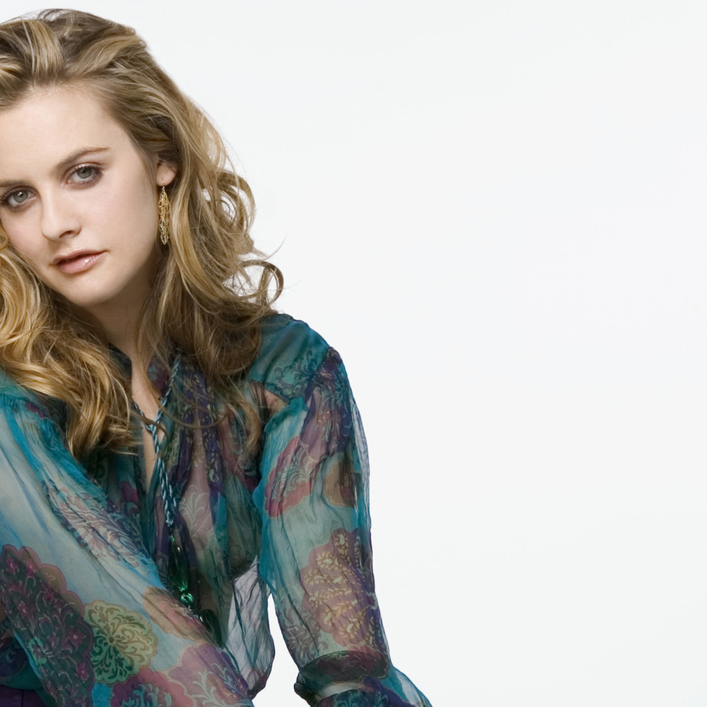 Актриса Алисия Сильверстоун на белом фоне