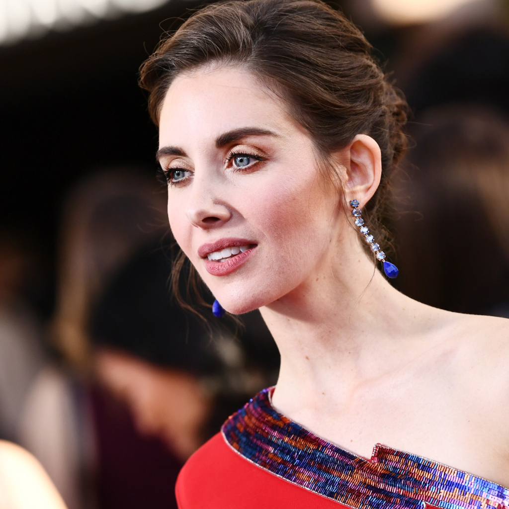 Актриса Элисон Бри в красивом платье