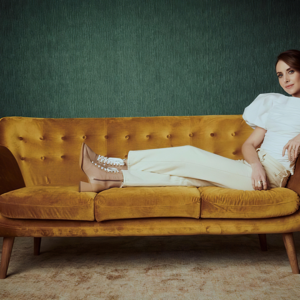 Актриса Элисон Бри лежит на диване