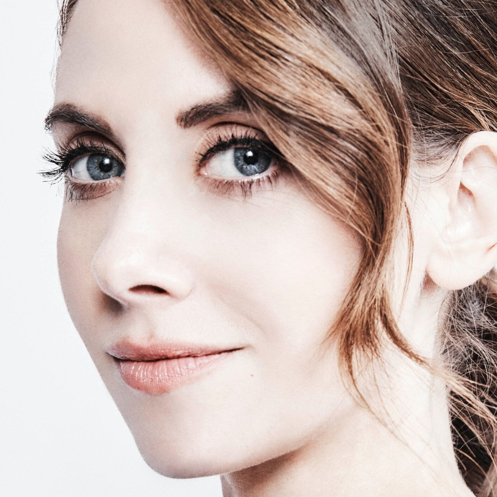 Актриса Элисон Бри лицо крупным планом