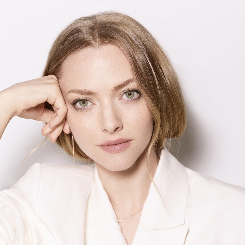 Актриса Аманда Сейфрид в белой рубашке 