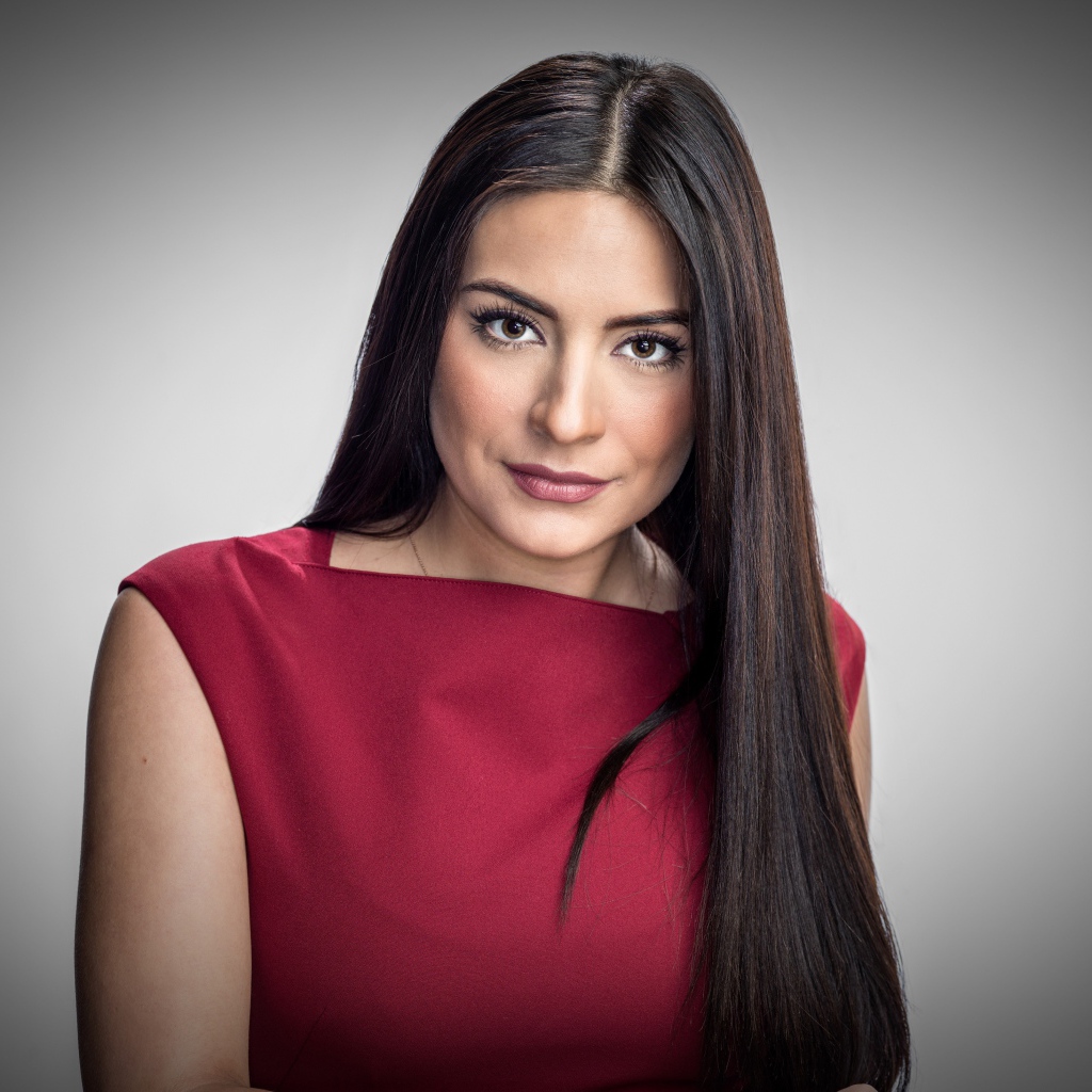 Актриса Ана Бренда Контрерас в красном платье на сером фоне