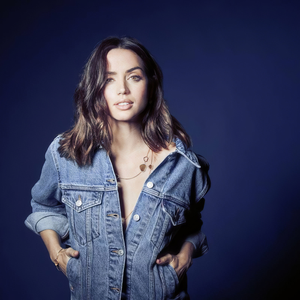 Актриса Ана де Армас в джинсовой куртке