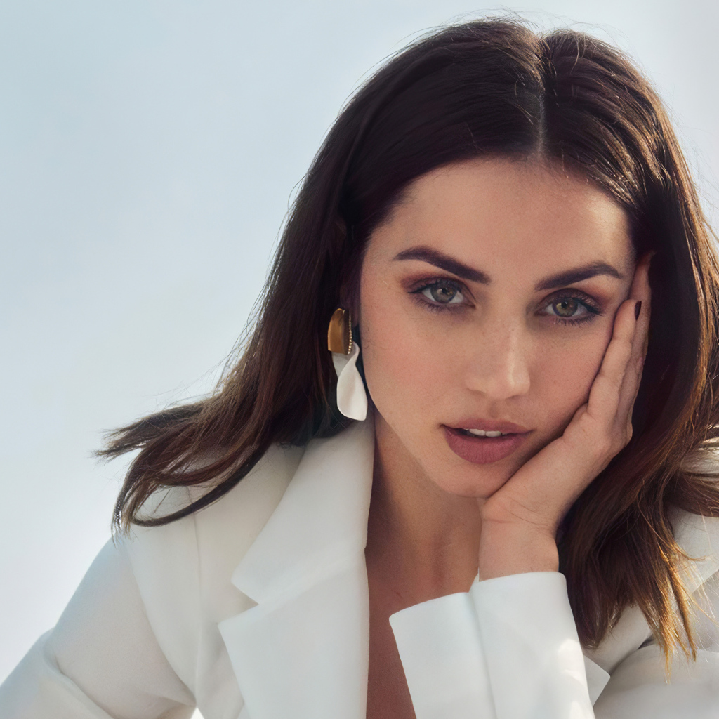 Актриса Ана де Армас в белом пиджаке на сером фоне