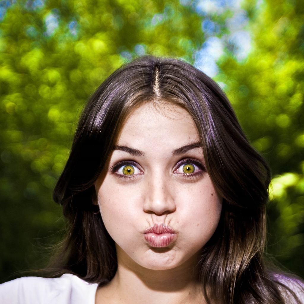 Актриса Ана де Армас надула щеки 