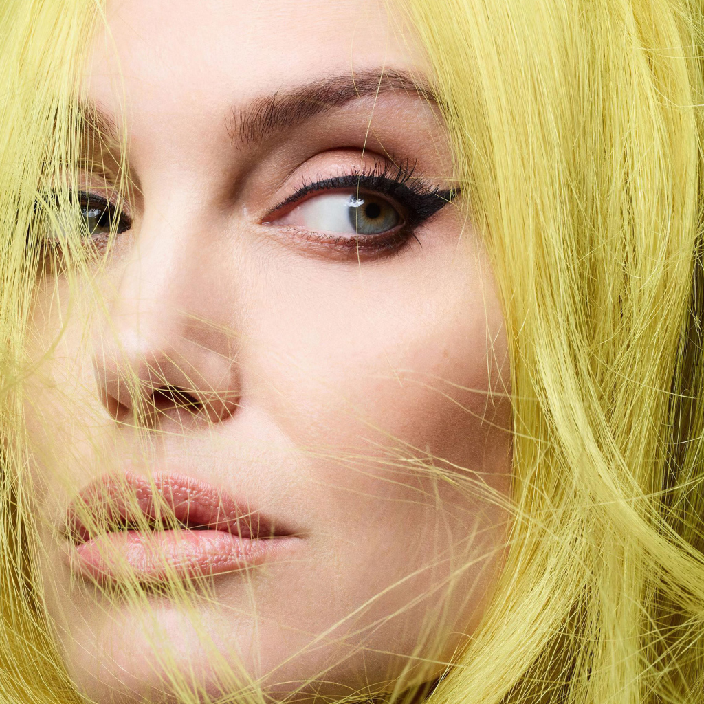 Актриса Анджелина Джоли с белыми волосами 