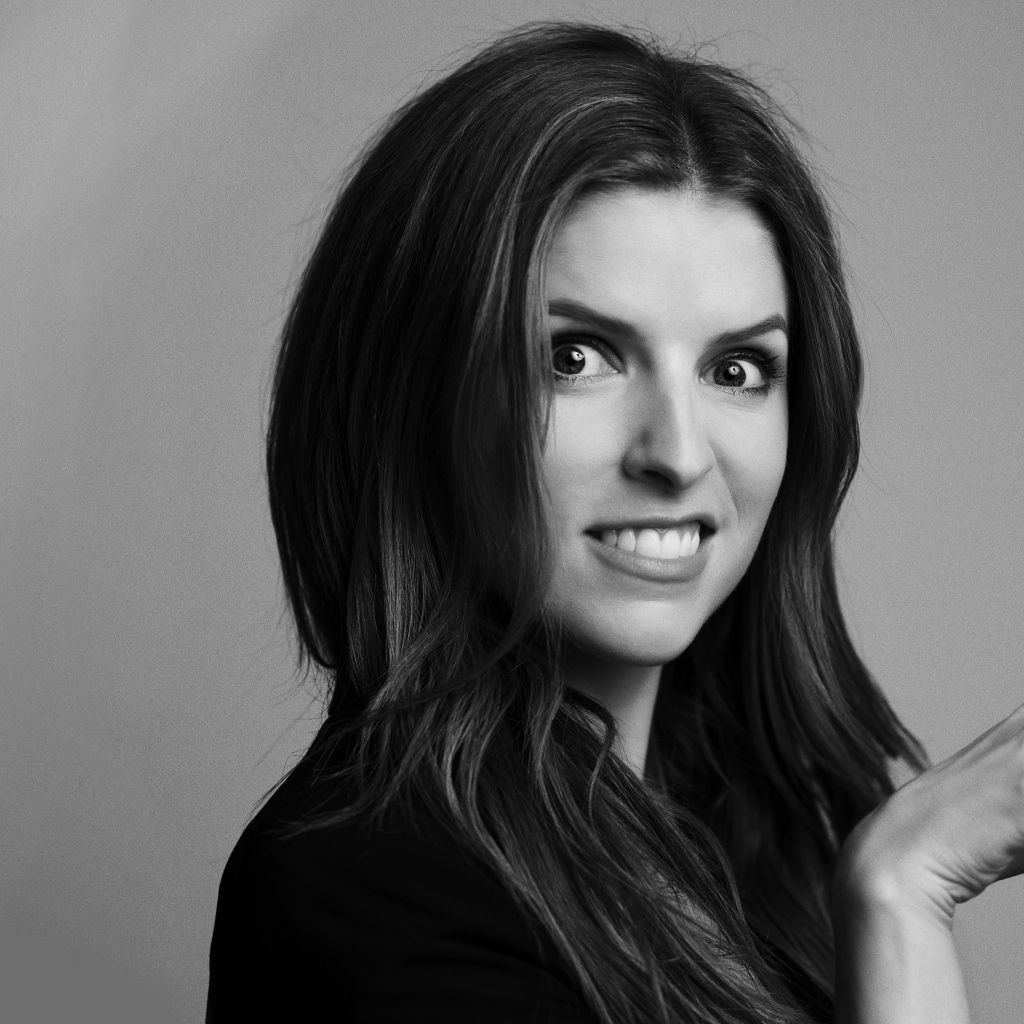 Актриса Анна Кендрик черно - белое фото