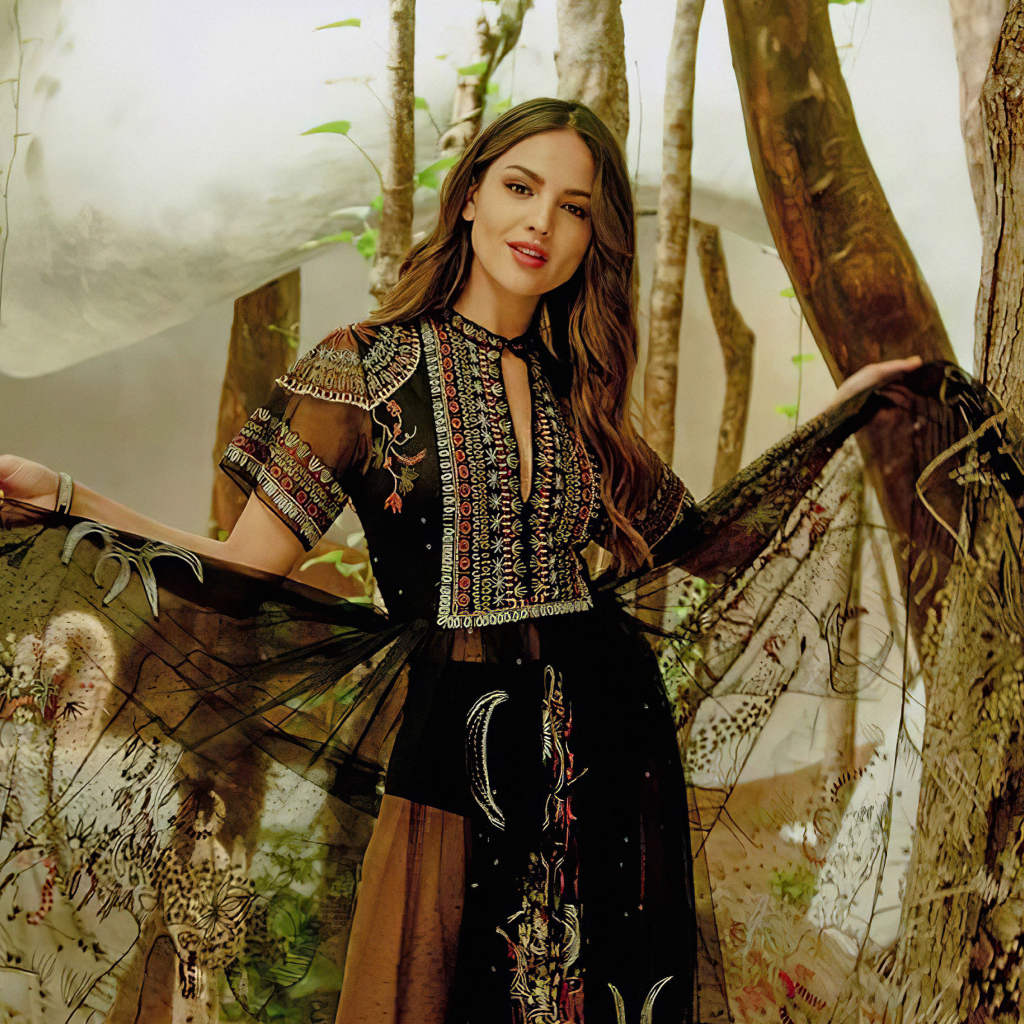 Актриса Эйса Гонсалес в красивом платье у дерева