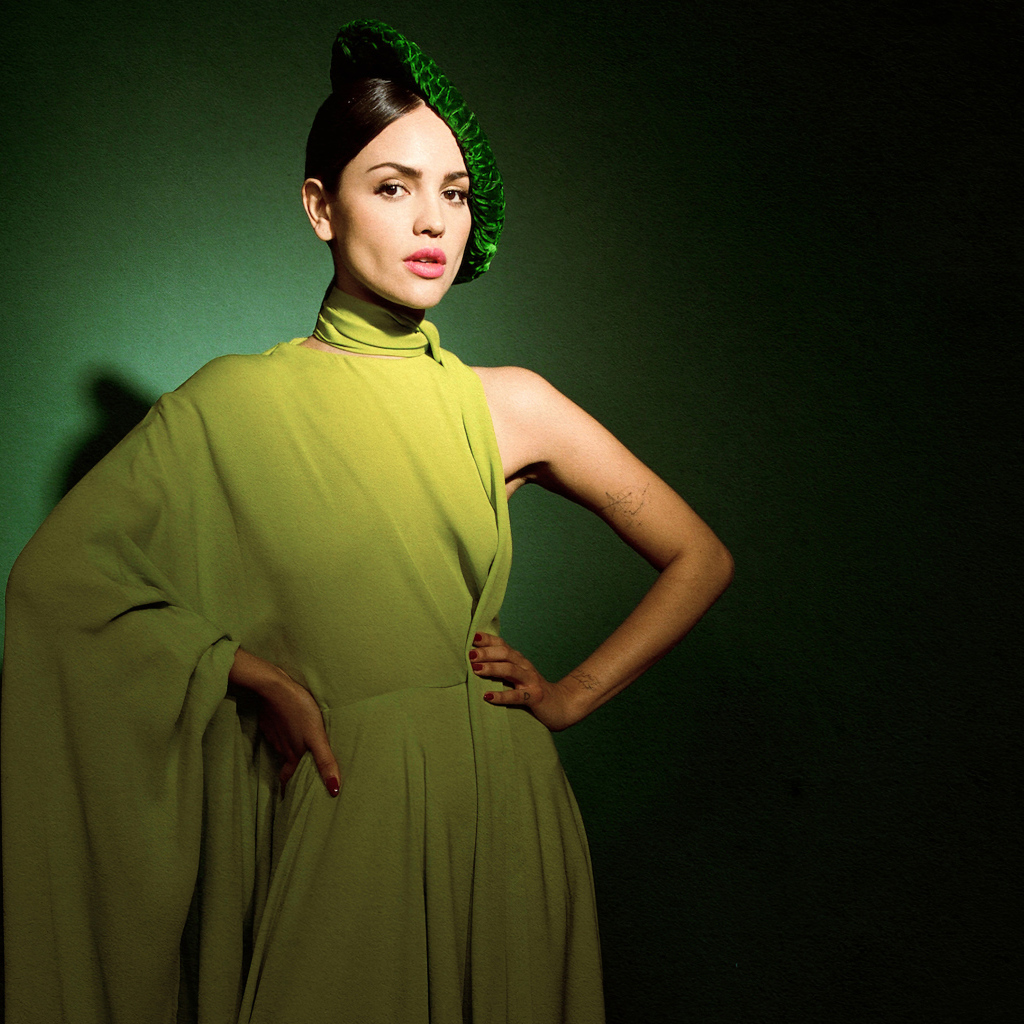 Актриса Эйса Гонсалес в платье на зеленом фоне