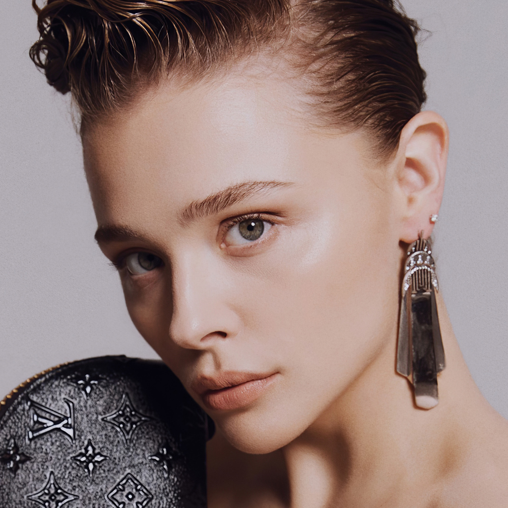 Актриса Хлоя Грейс Морец лицо крупным планом на сером фоне