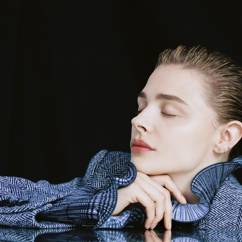 Актриса Хлоя Грейс Морец с закрытыми глазами