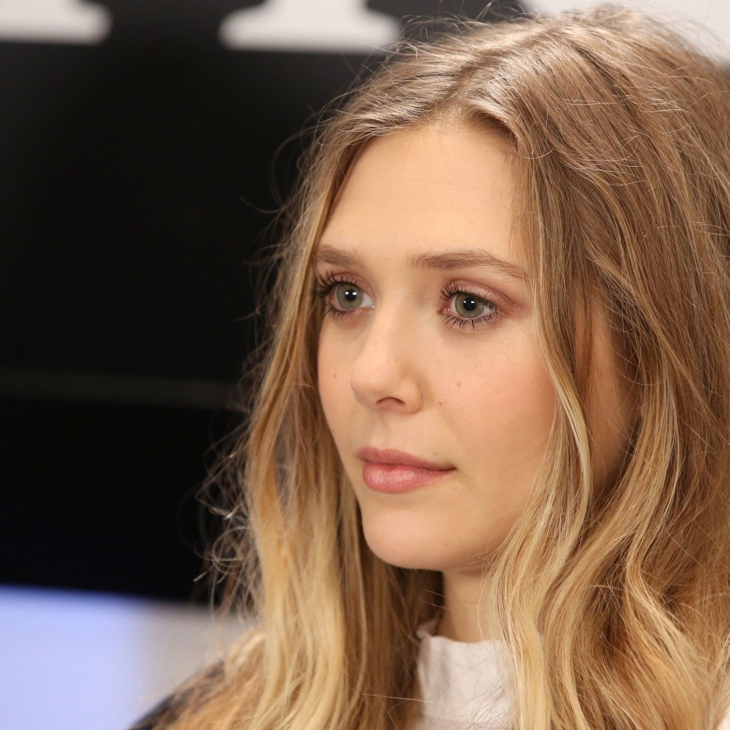 Актриса Элизабет Олсен с длинными волосами