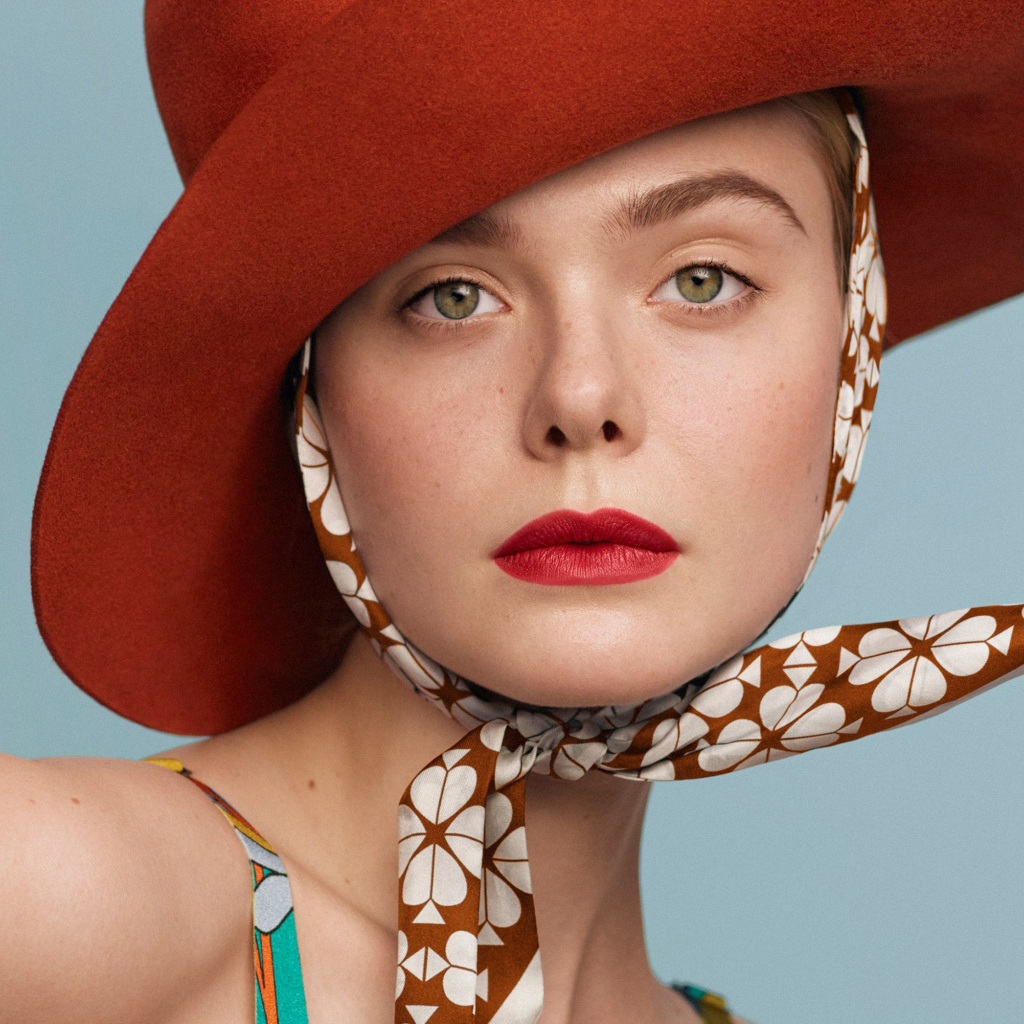 Актриса Эль Фэннинг в красной шляпе 