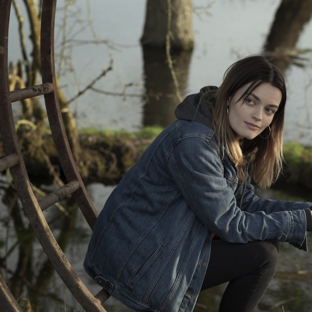 Актриса Эмма Маккей в джинсовой куртке 