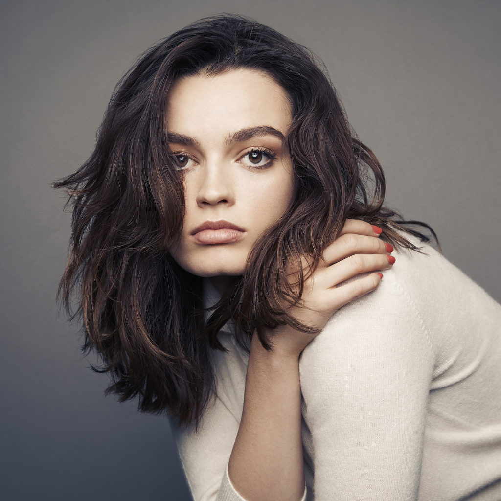 Актриса Эмма Маккей на сером фоне