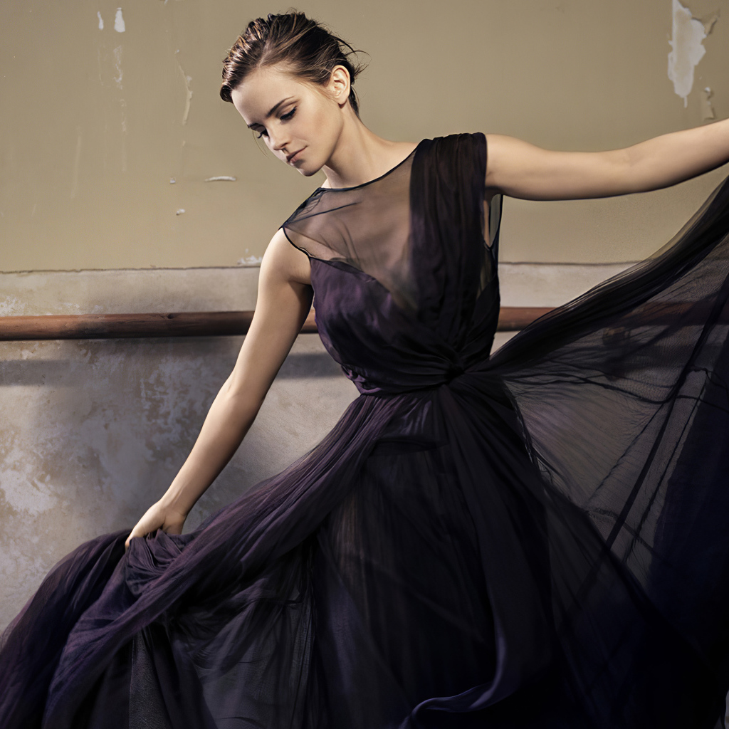 Актриса Эмма Уотсон в красивом черном платье в зале