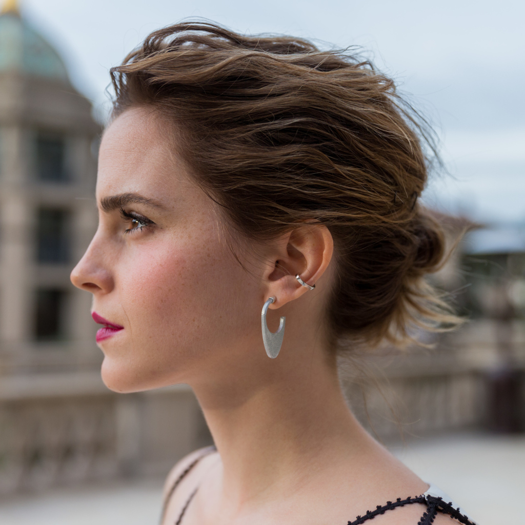 Актриса Эмма Уотсон вид сбоку