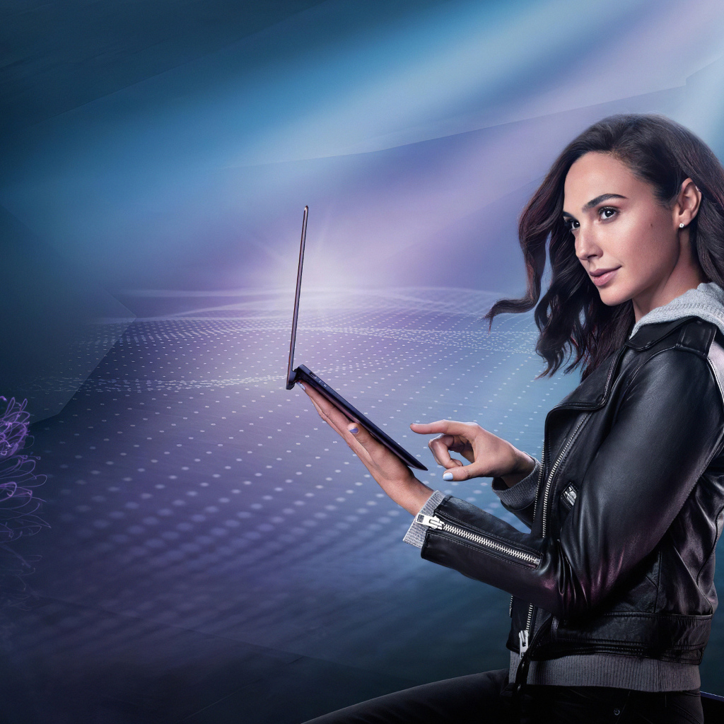 Актриса Галь Гадот с ноутбуком в руках