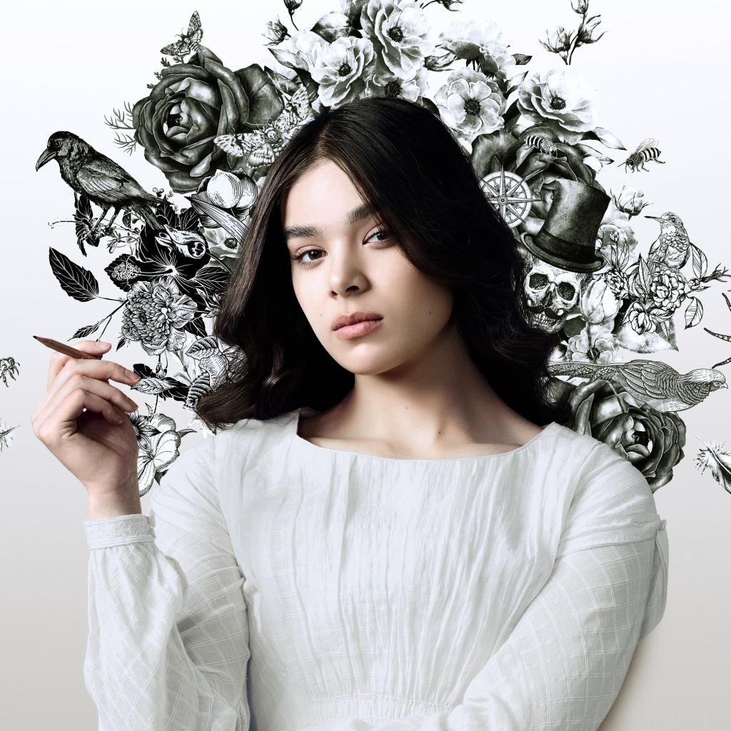 Актриса Хейли Стейнфилд в белом наряде на фоне рисунка на стене