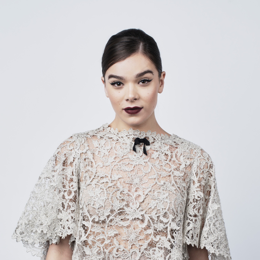 Актриса Хейли Стейнфилд в белом кружевном платье 