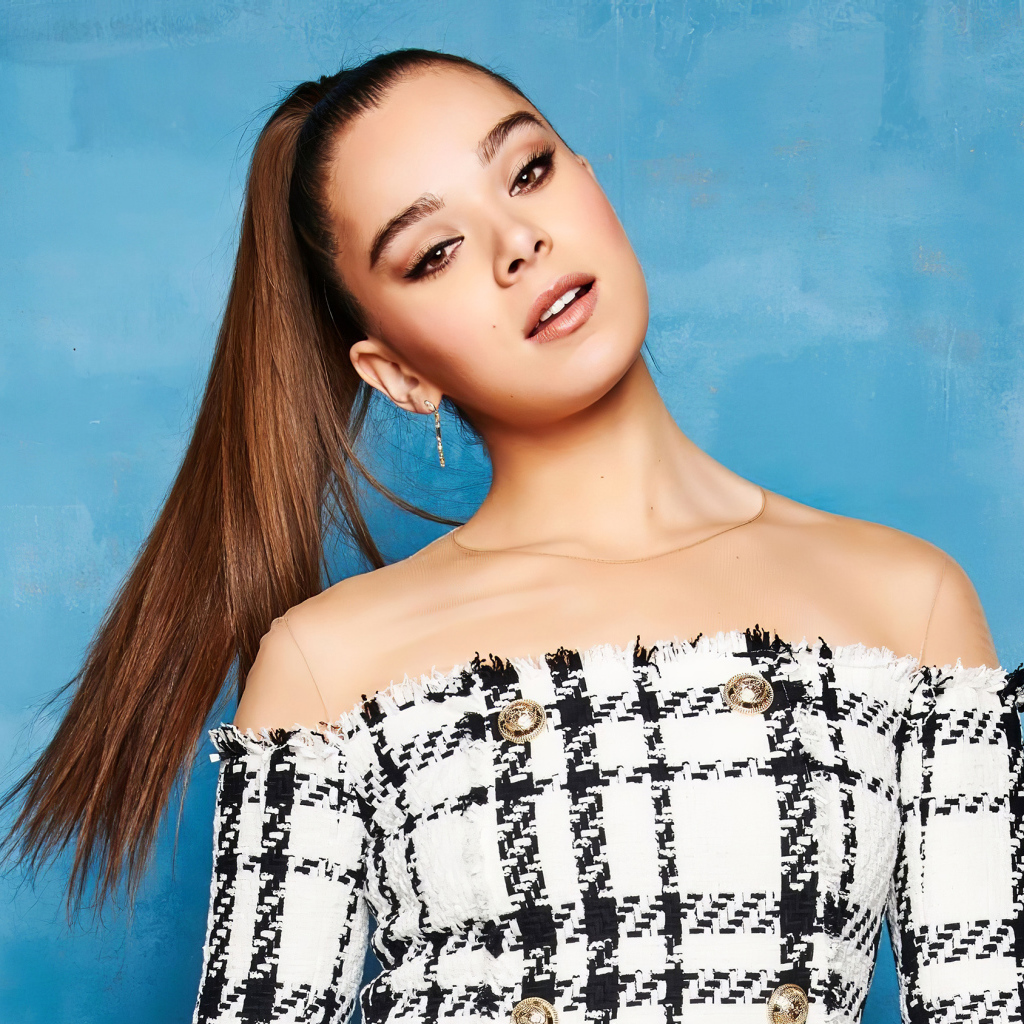 Актриса Хейли Стейнфилд на голубом фоне