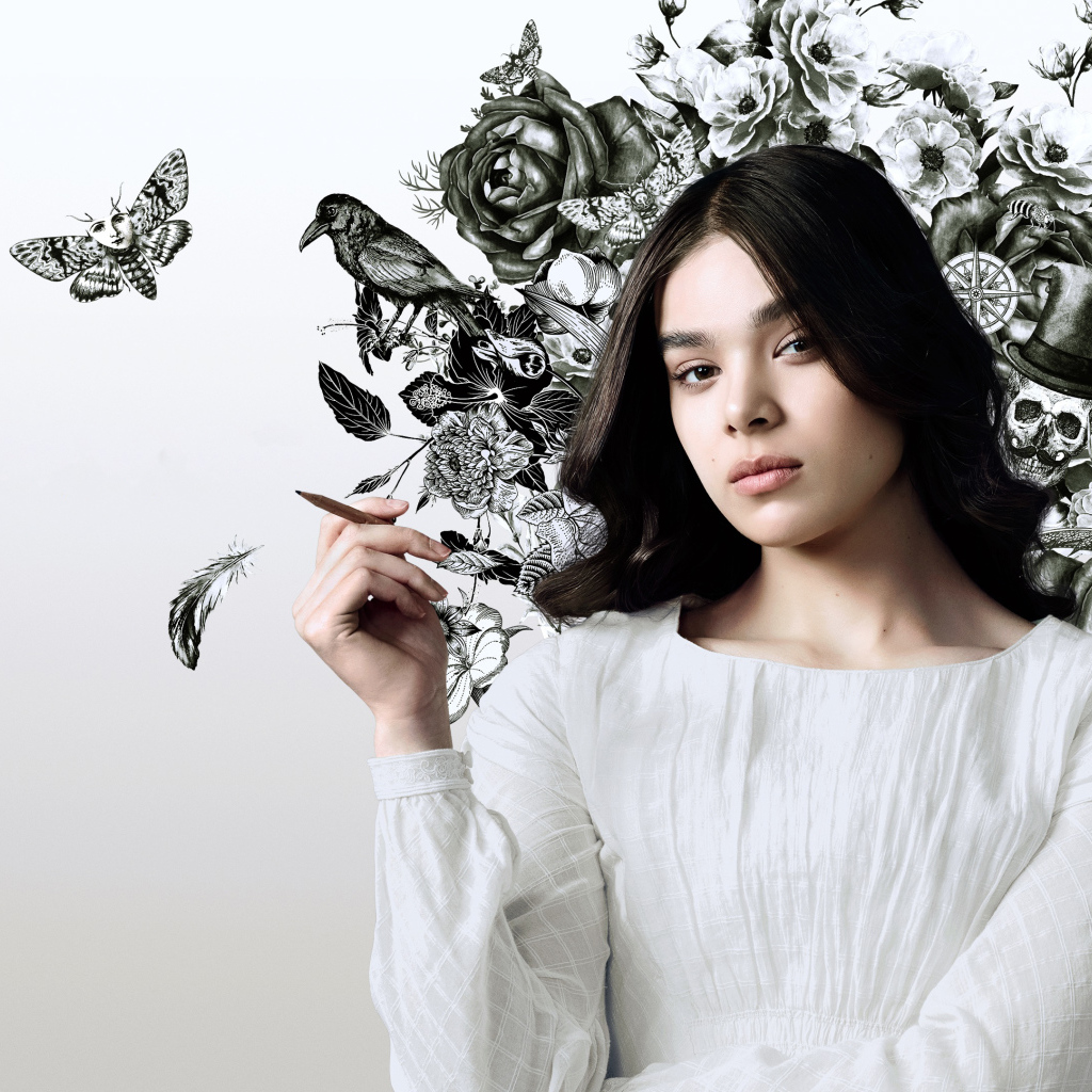 Актриса Хейли Стейнфилд на фоне рисунка на стене