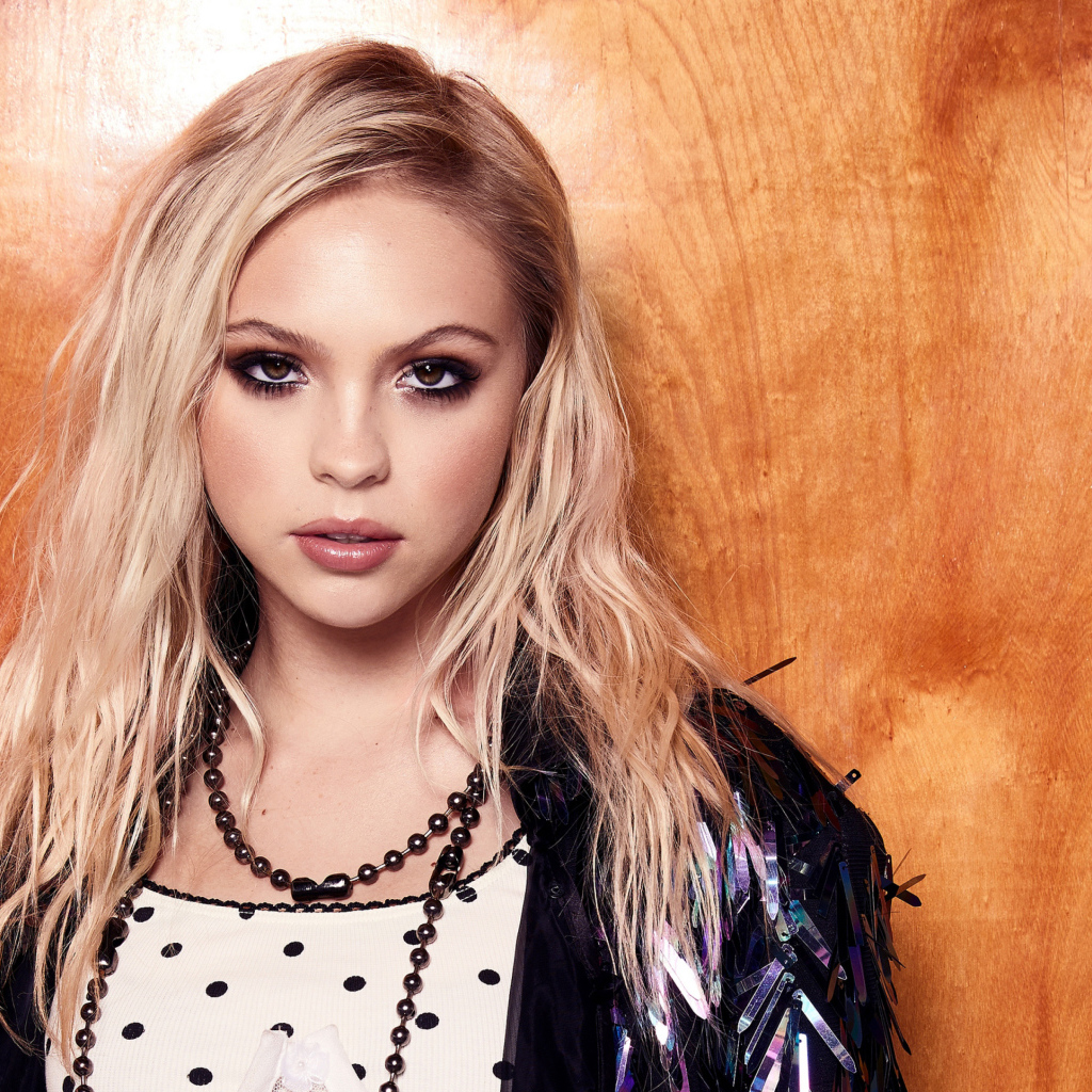 Актриса Джордин Джонс на фоне деревянной стены