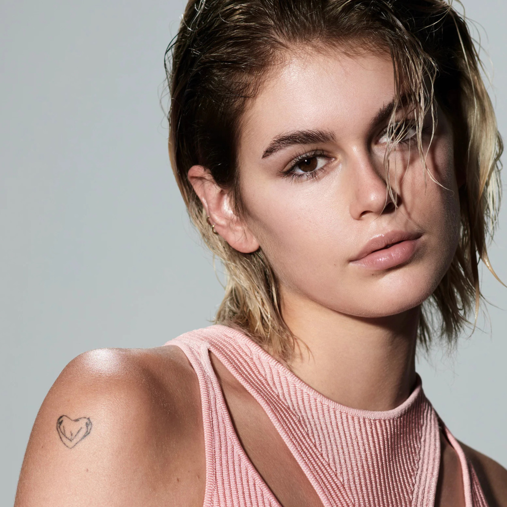 Актриса Кайя Гербер с татуировкой плече