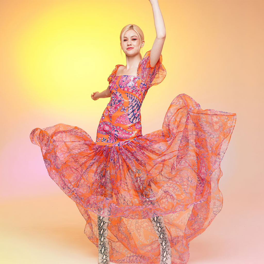 Актриса Кэтрин Макнамара в красивом платье на розовом фоне