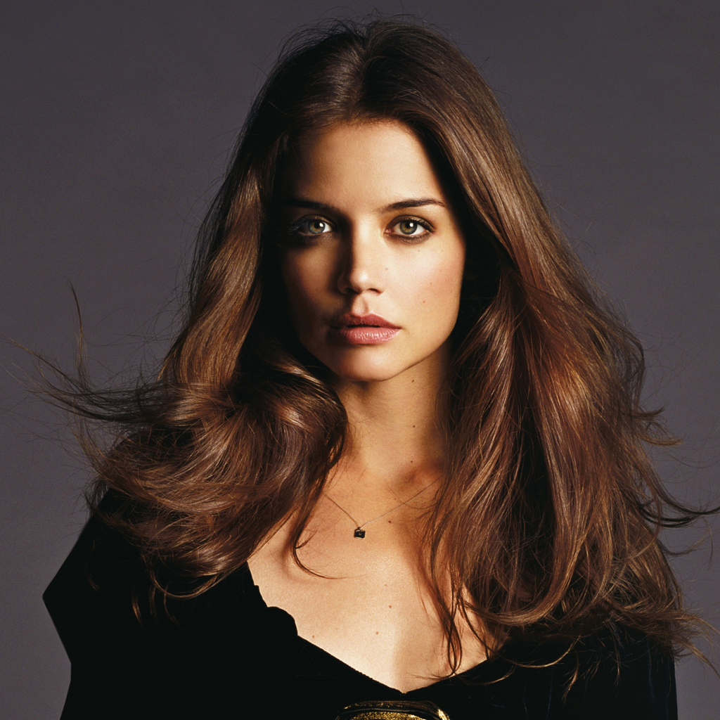 Актриса Кэти Холмс на сером фоне