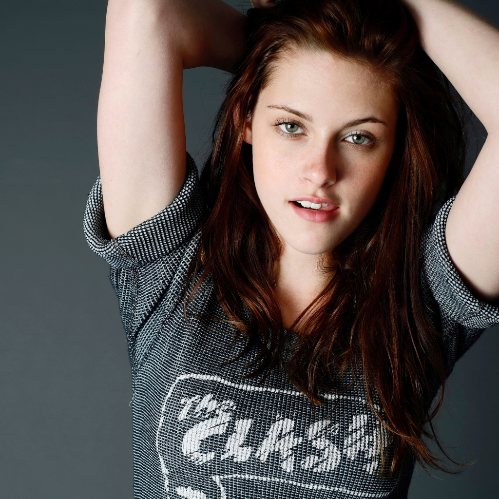 Актриса Кристен Стюарт на сером фоне