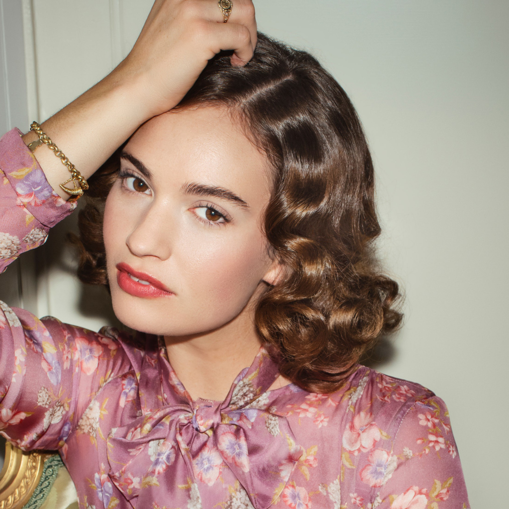 Актриса Лили Джеймс на сером фоне