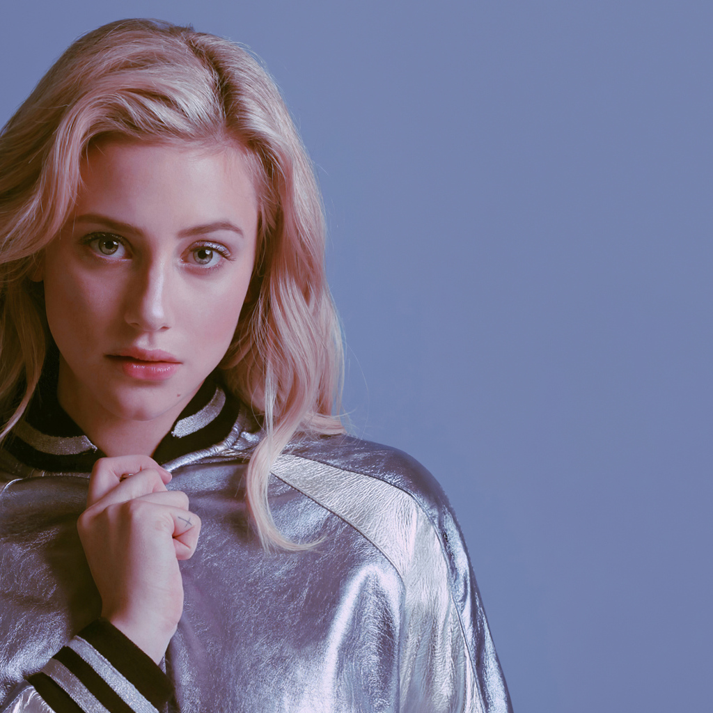 Актриса Лили Рейнхарт на сером фоне