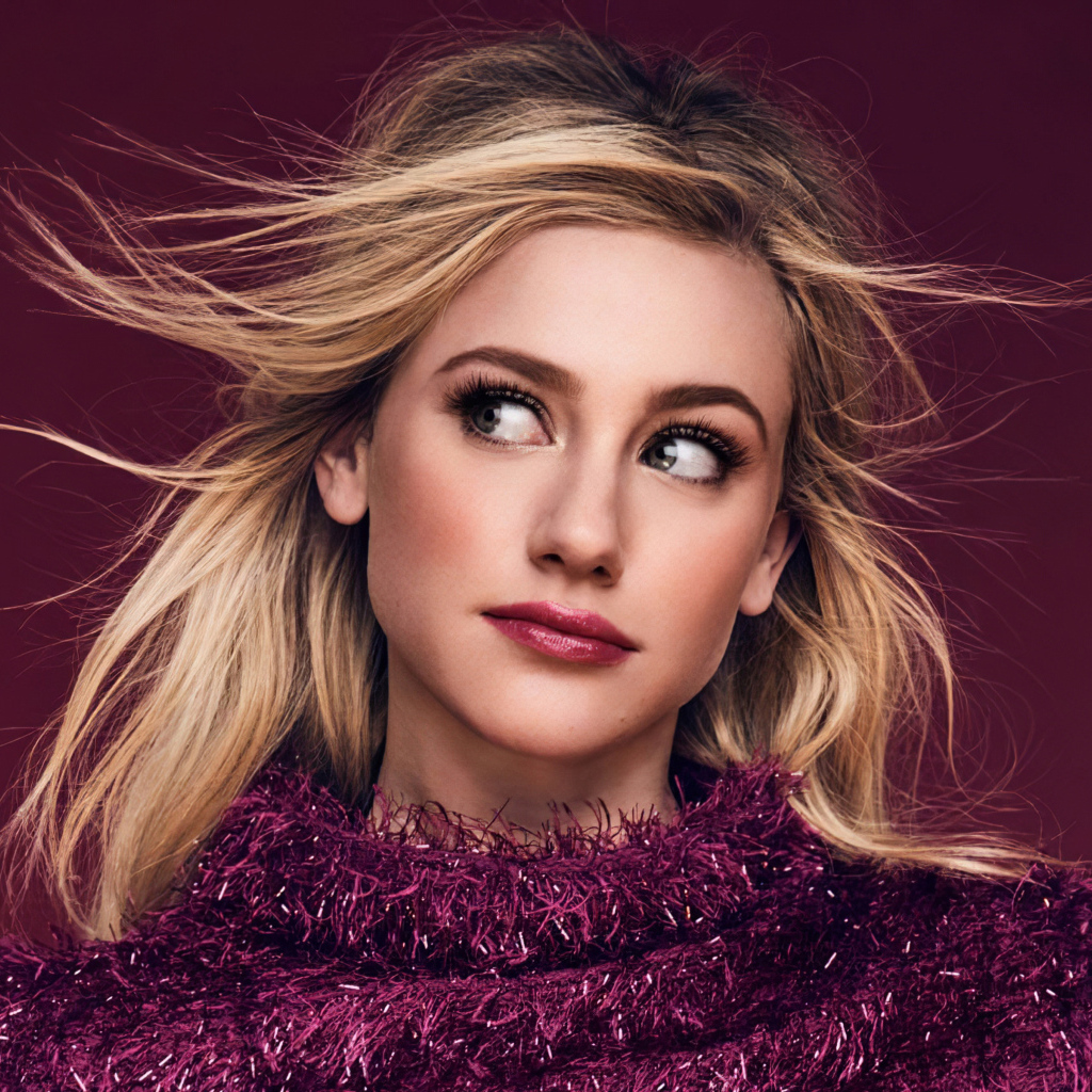 Актриса Лили Рейнхарт на розовом фоне