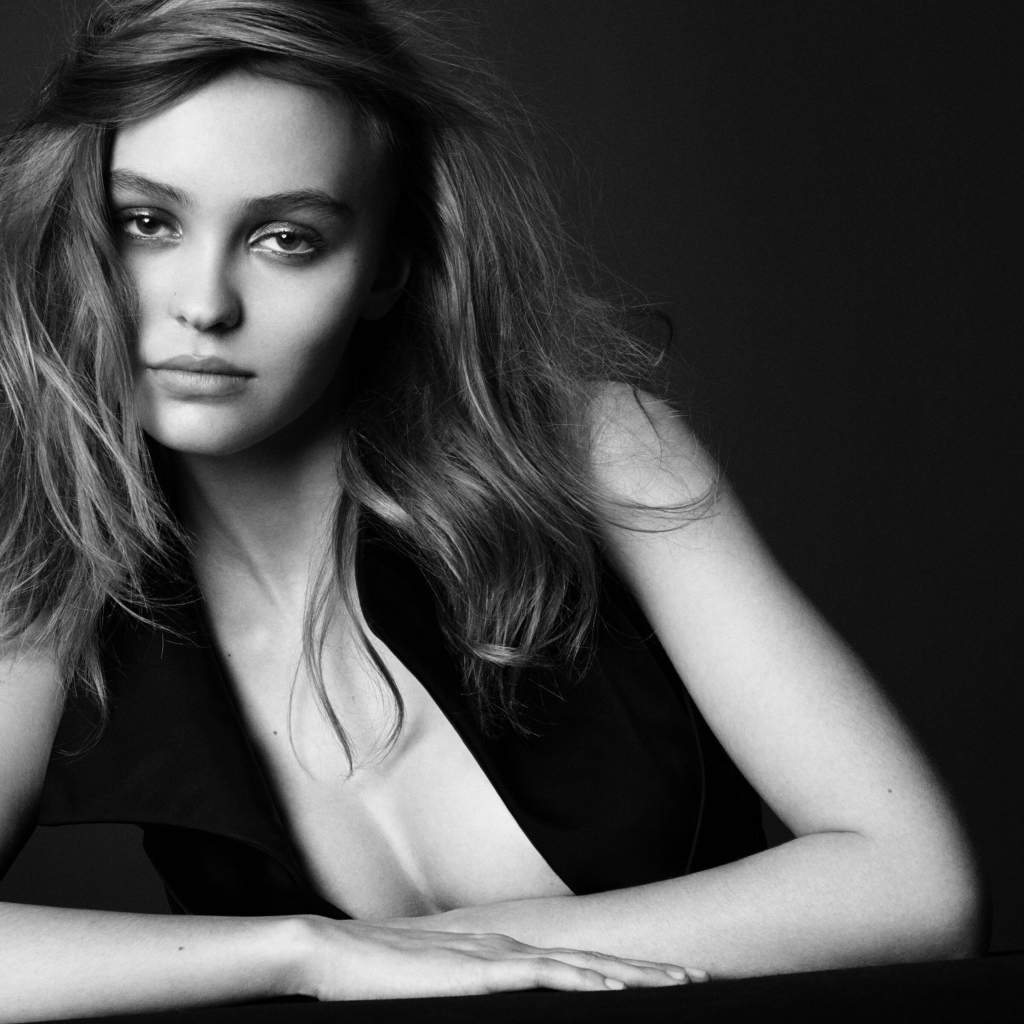 Актриса Лили-Роуз Мелоди Депп черно-белое фото