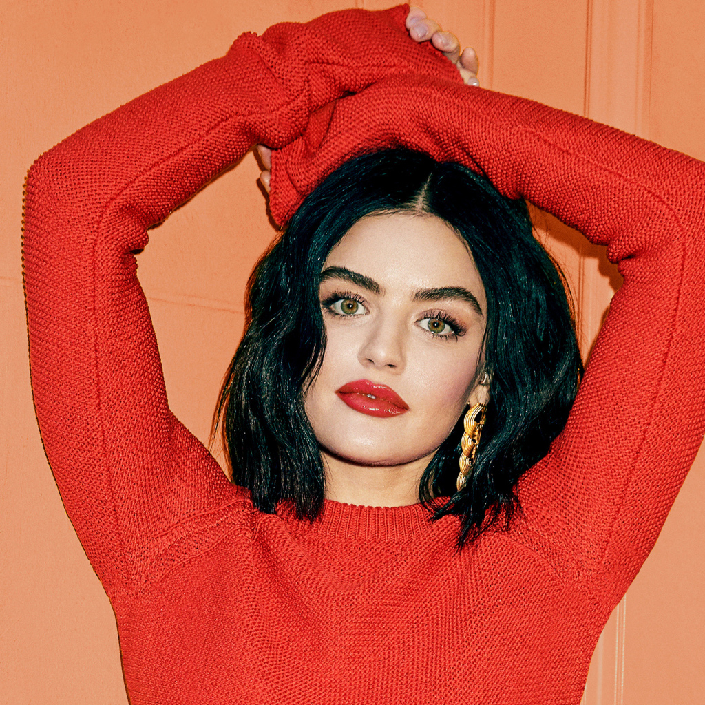 Актриса Люси Хейл в красном свитере