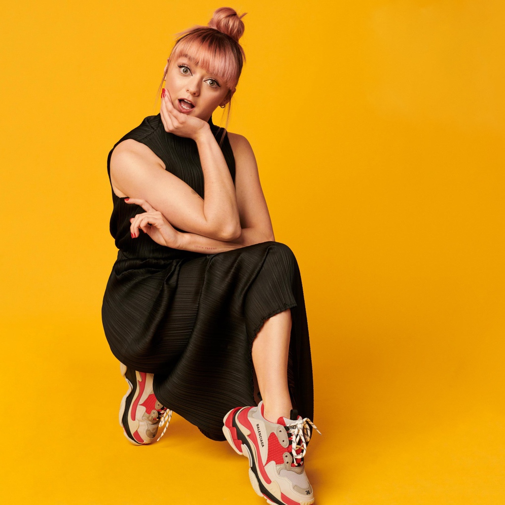 Актриса Мэйси Уильямс в черном платье на желтом фоне