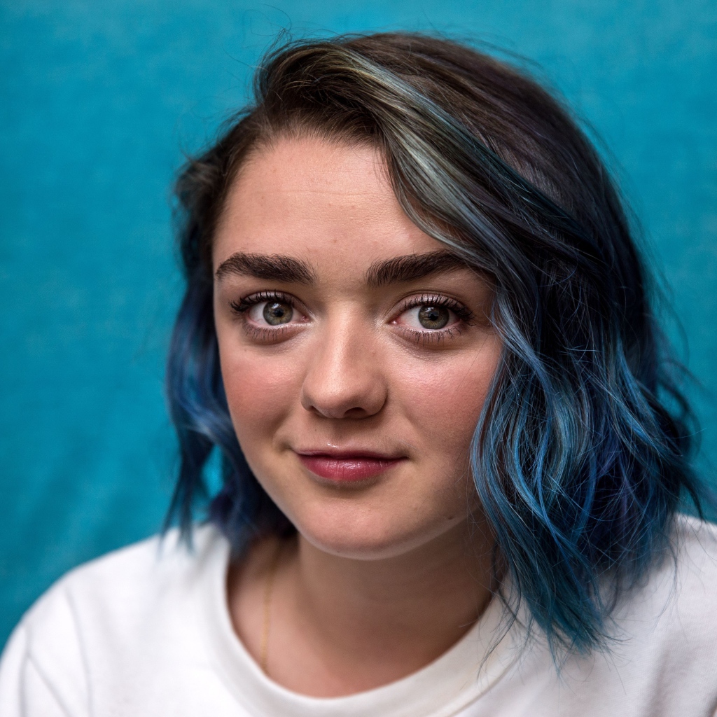 Актриса Мэйси Уильямс с голубыми волосами