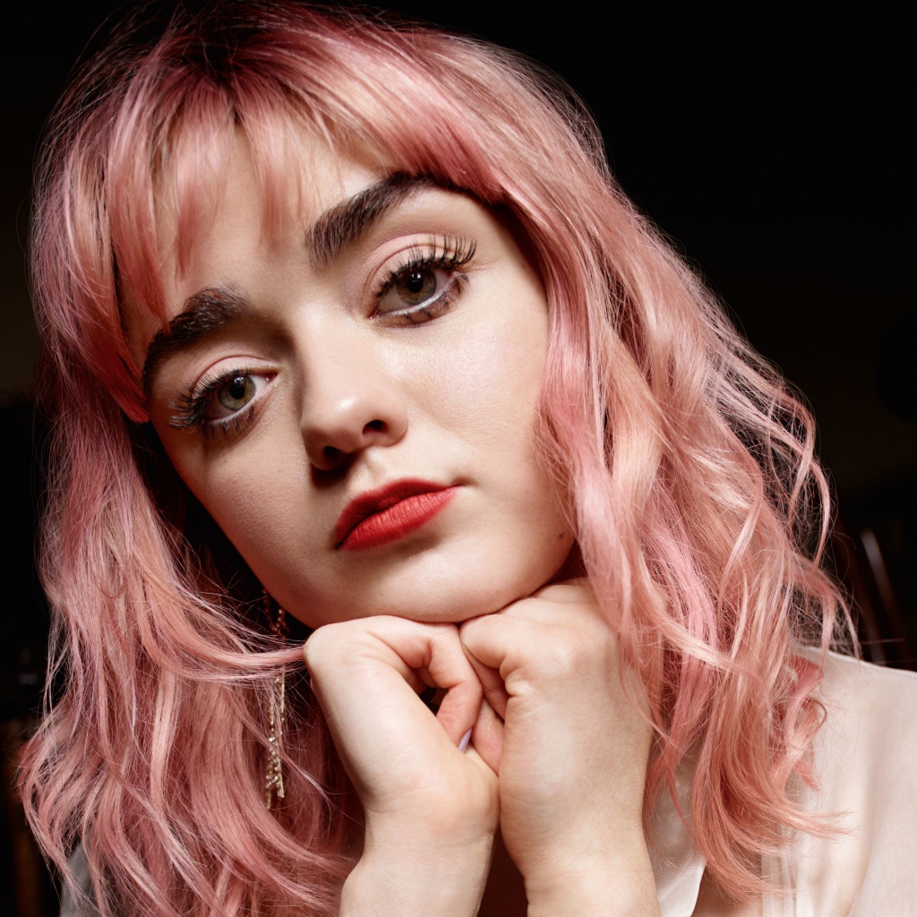 Актриса Мэйси Уильямс с розовыми волосами