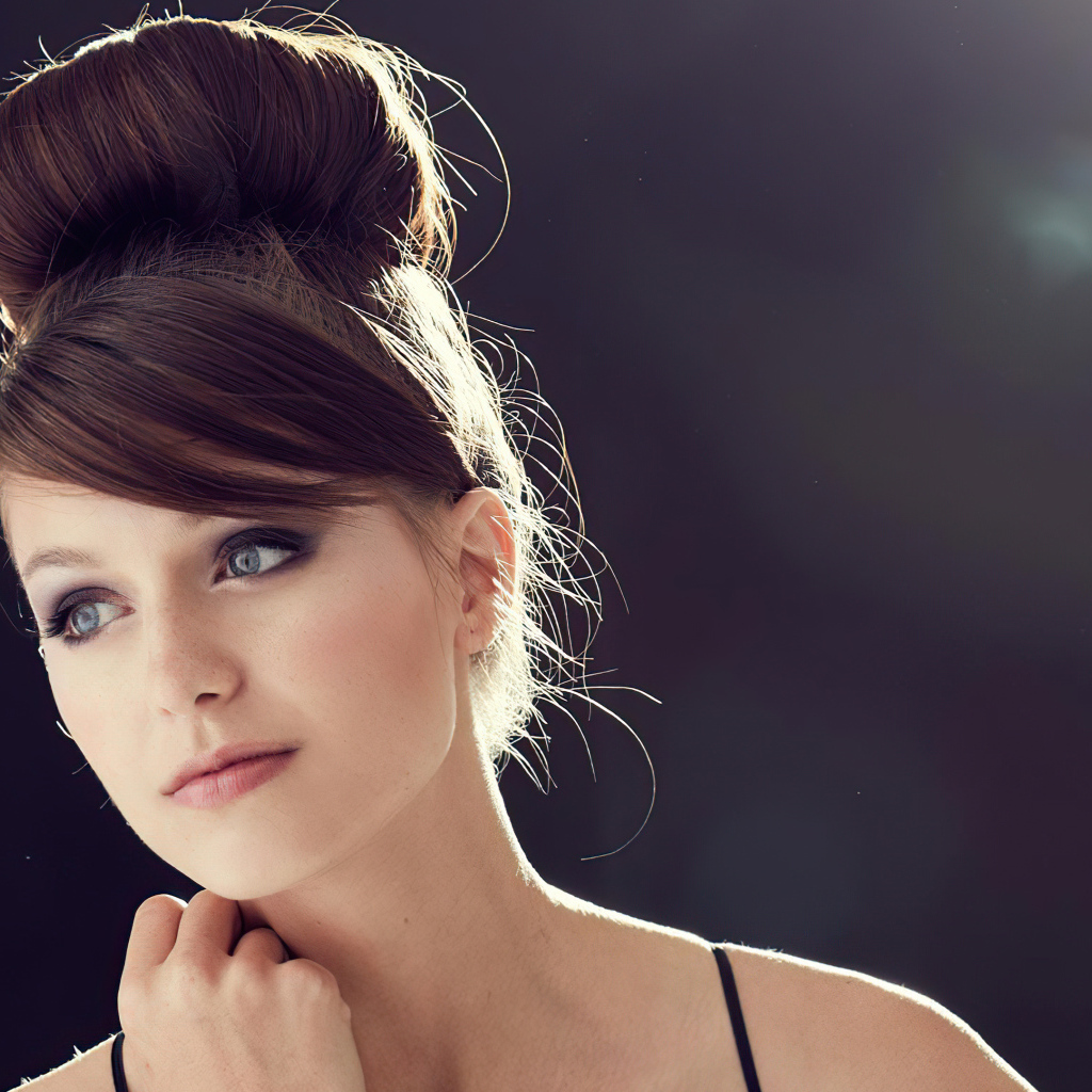 Актриса Мелисса Бенойст с прической на голове крупным планом