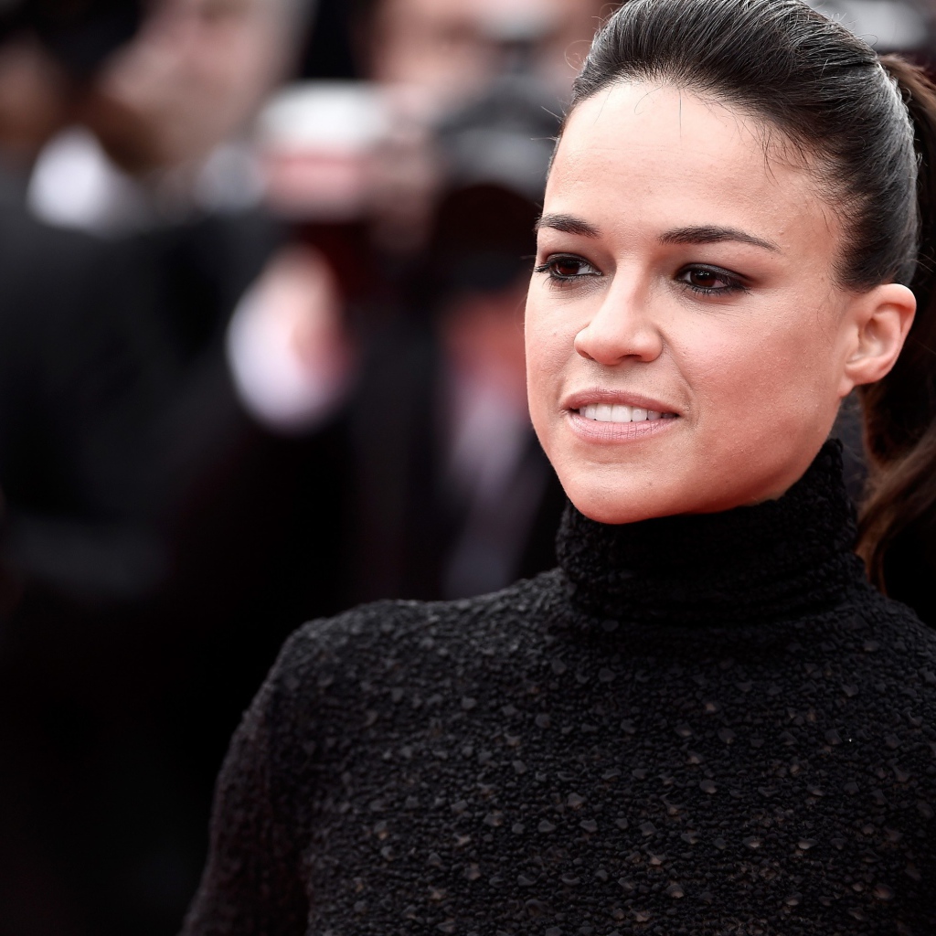 Актриса Мишель Родригес в черном свитере 