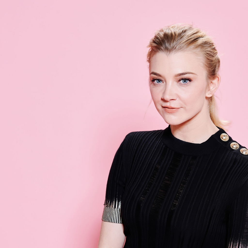 Актриса Натали Дормер в черном платье на розовом фоне
