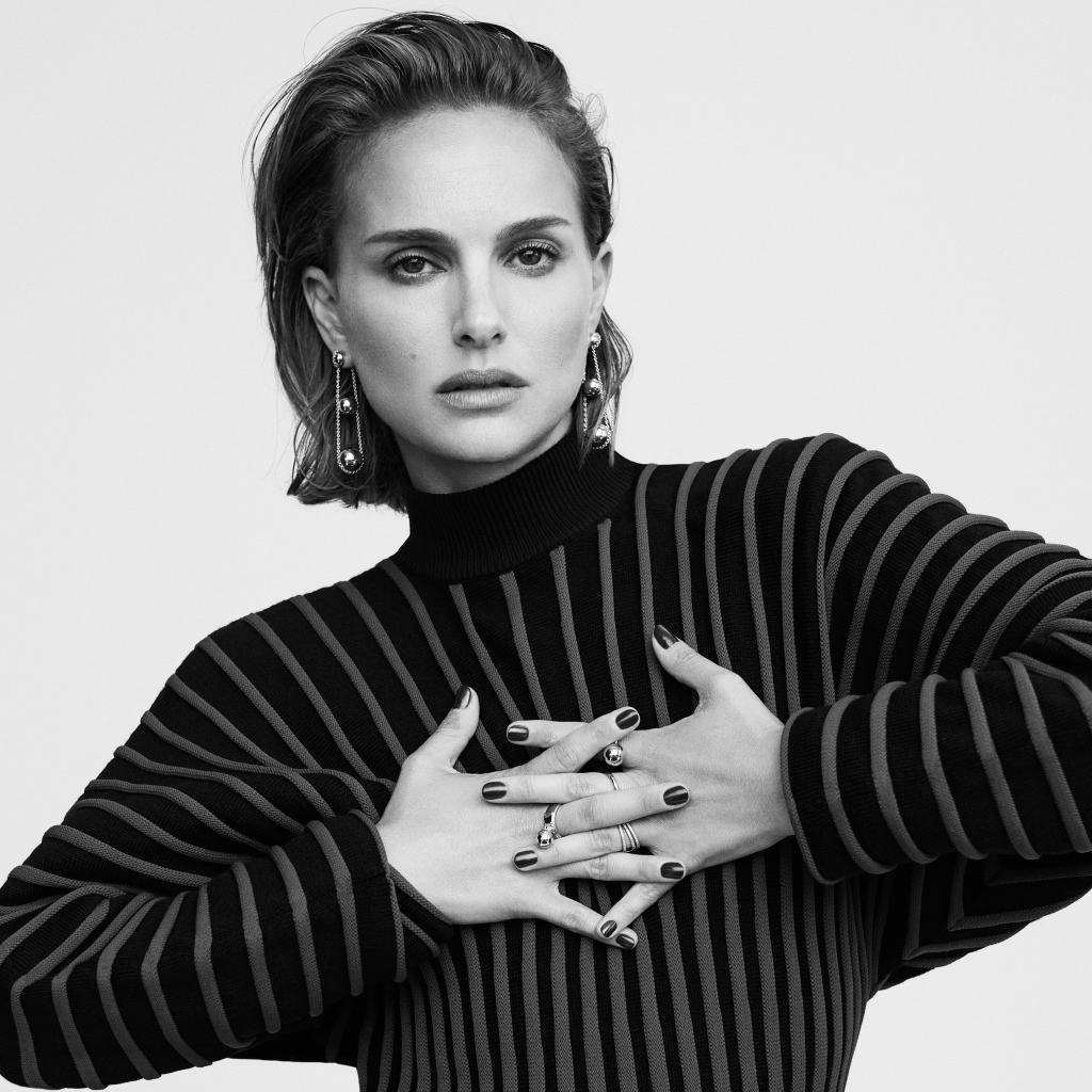 Актриса Натали Портман с украшениями черное белое фото