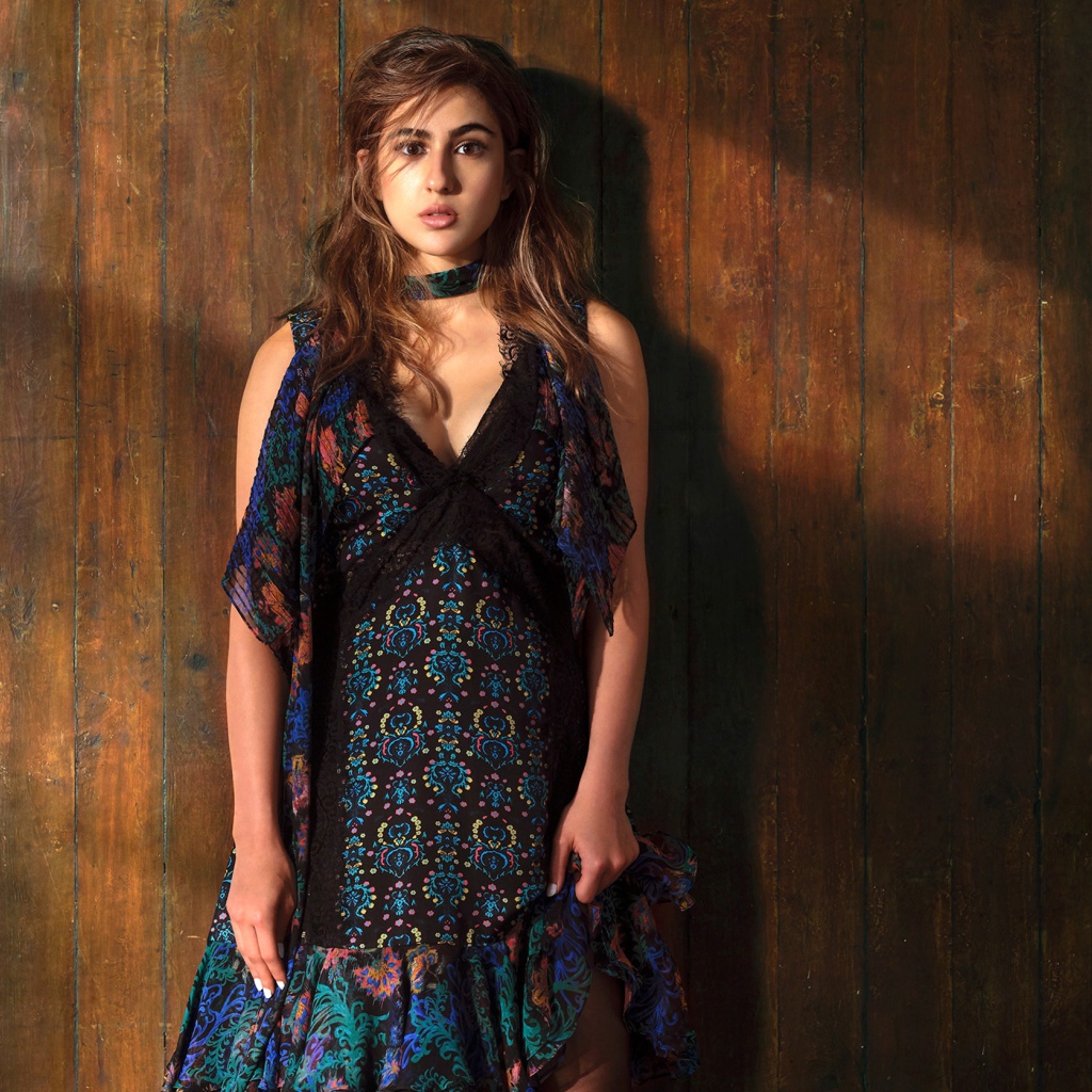 Актриса Сара Али Хан в платье у стены