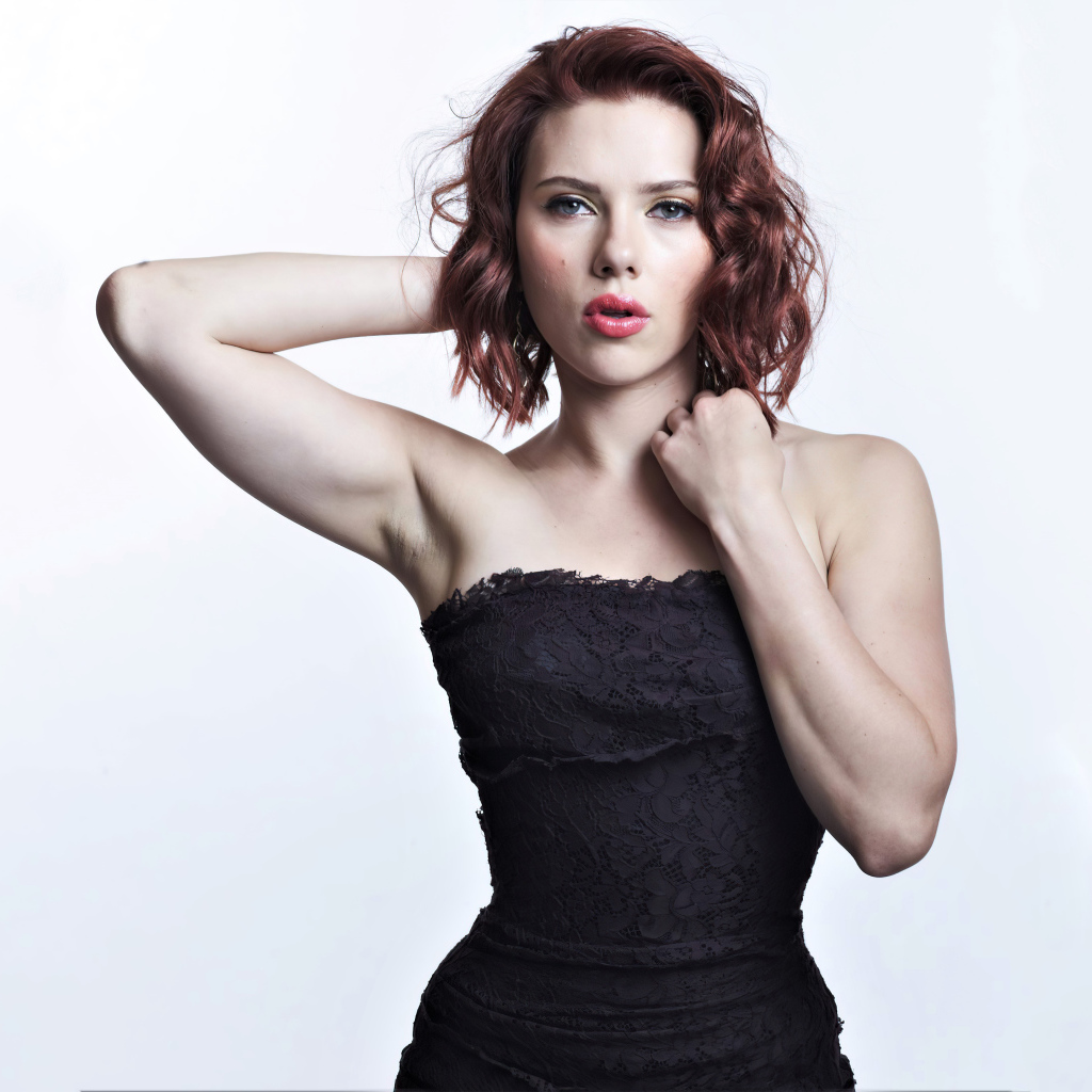 Актриса Скарлетт Йоханссон в черном платье на белом фоне