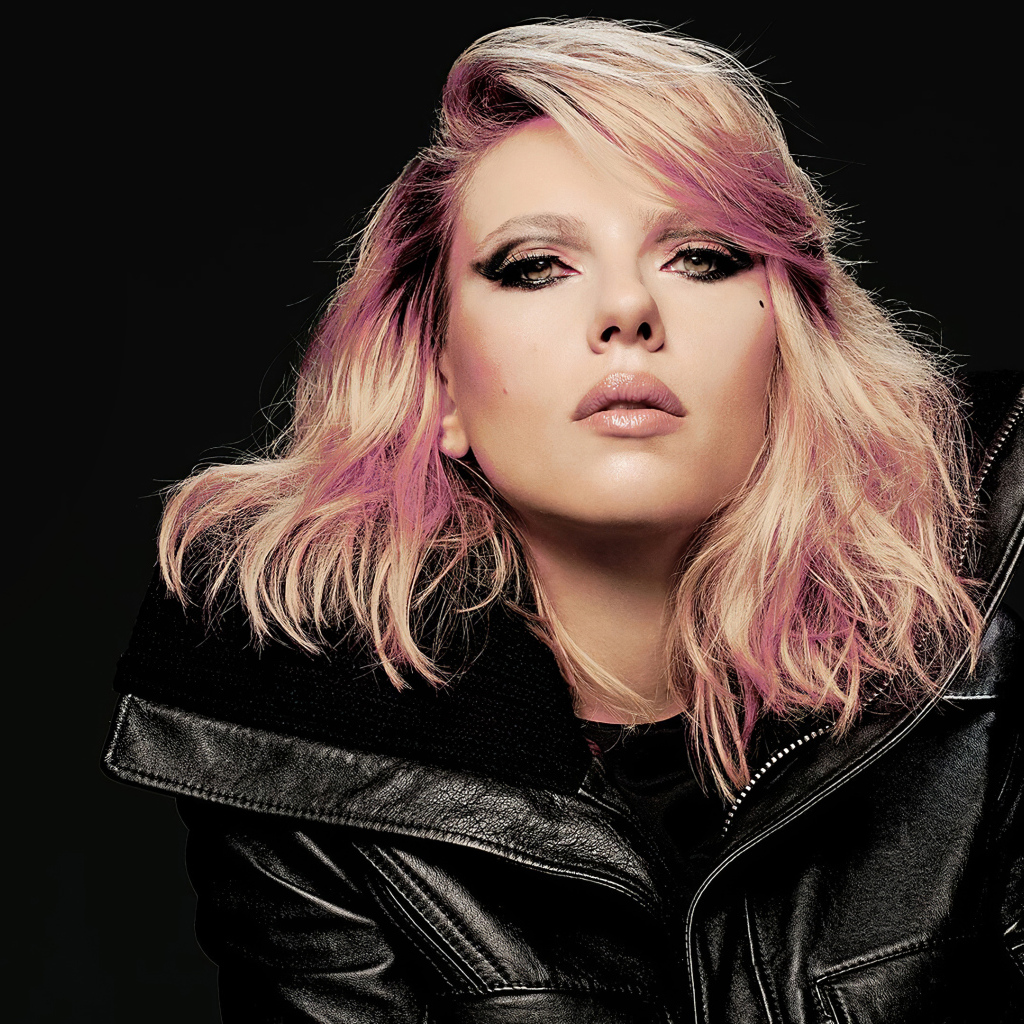 Актриса Скарлетт Йоханссон с черной кожаной куртке 