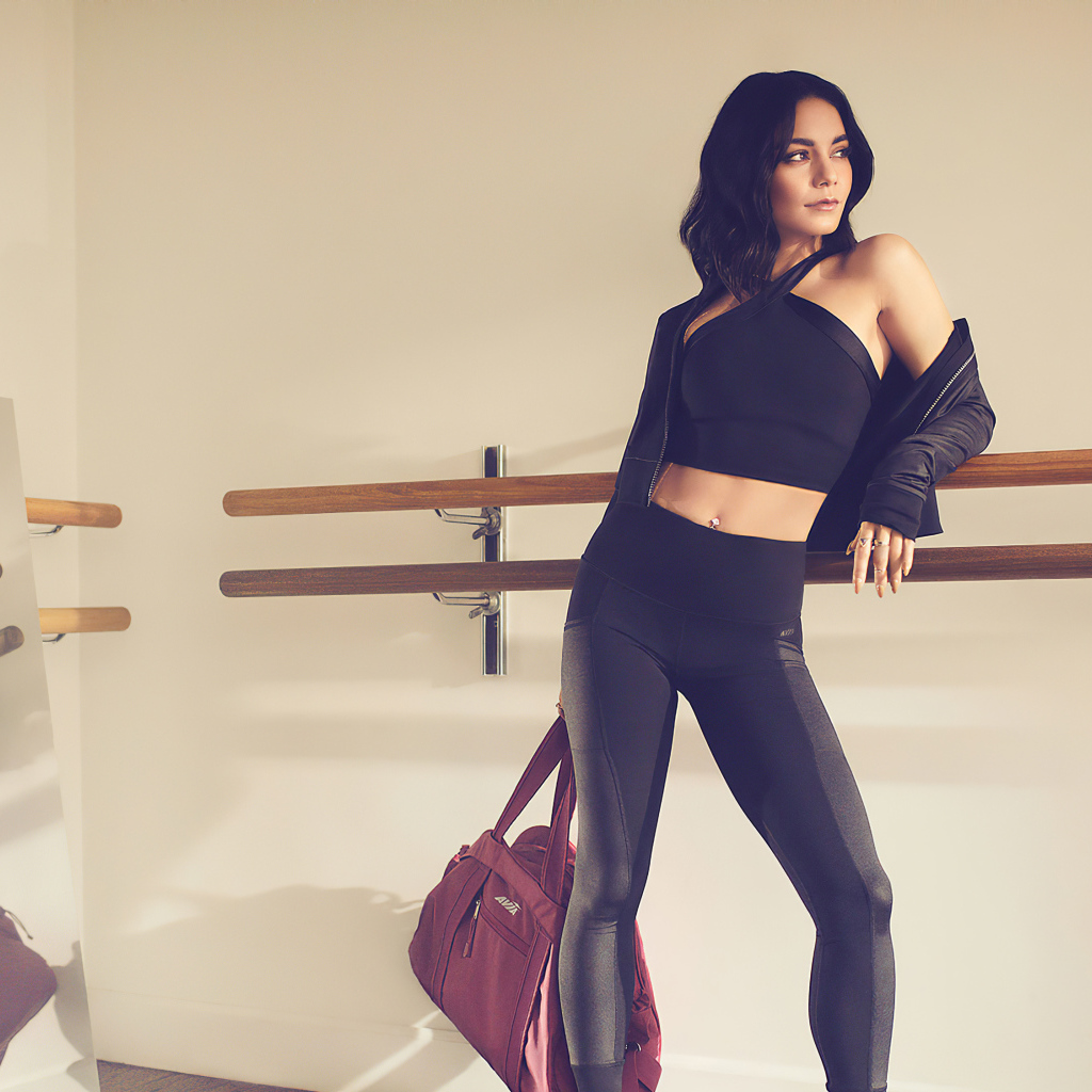 Актриса Ванесса Хадженс в черном костюме на тренировке